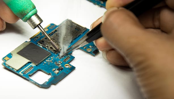 smartphone repair smartphone Soldered parts, male, close-up