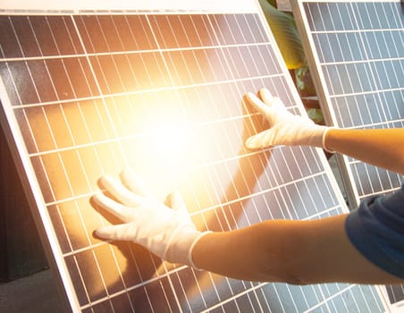 Clean energy concepts such as solar cells are increasingly being used, technicians are installing solar cells.