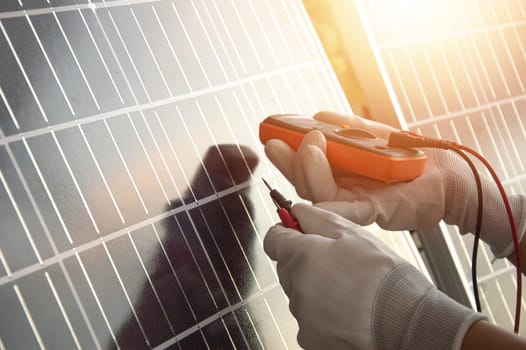 Clean energy concepts such as solar cells are increasingly being used, technicians are installing solar cells.