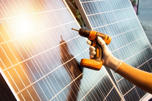 Clean energy concepts such as solar cells are increasingly being used, technicians are installing solar cells.