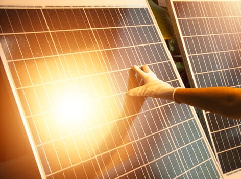 Clean energy concepts such as solar cells are increasingly being used, technicians are installing solar cells.