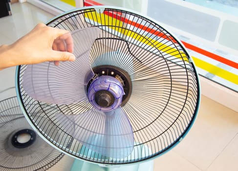 The fan is broken, the impeller is broken, needs repair.