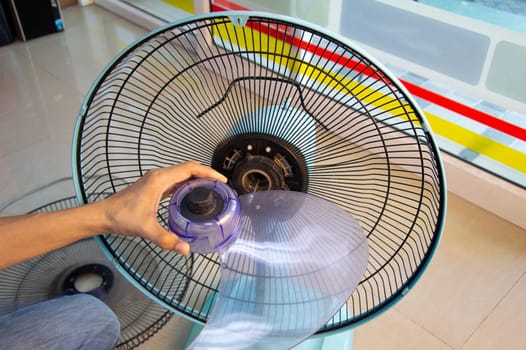 The fan is broken, the impeller is broken, needs repair.