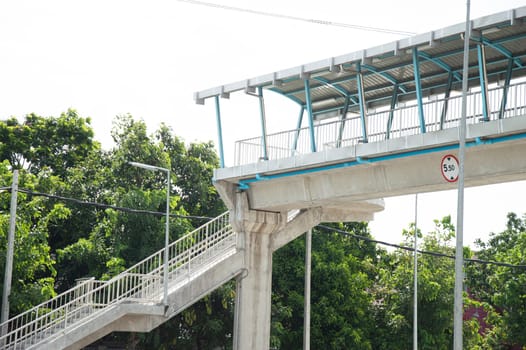 one side of the overpass There is a sign indicating the height of 5.50 meters.