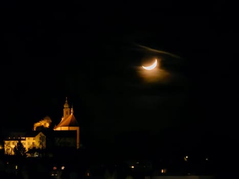 Franziskanerkloster Frauenberg mit Stiftskirche in Fulda, Deutschland, bei Nacht im Mondlicht und hellen Lichtern, in der Ferne. High quality photo