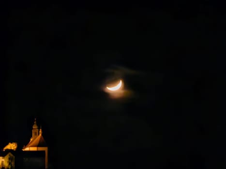 Franziskanerkloster Frauenberg mit Stiftskirche in Fulda, Deutschland, bei Nacht im Mondlicht und hellen Lichtern, in der Ferne. High quality photo
