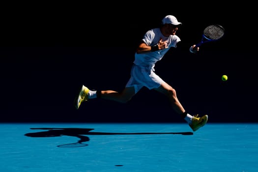 MELBOURNE, AUSTRALIA - JANUARY 19: Jack Draper of Great Britain hits a forehand whilst playing against Carlos Alcaraz of Spain on day eight of the 2025 Australian Open at Melbourne Park on January 19, 2025 in Melbourne, Australia.