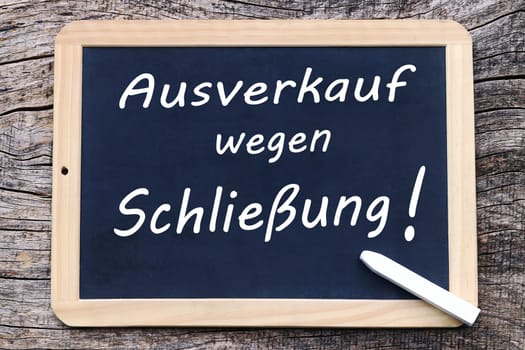 Eine Tafel mit der Aufschrift Ausverkauf wegen Schließung