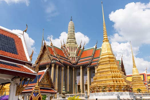 Explore the stunning beauty and cultural significance of the Wat Phra Kaew temple complex in vibrant Bangkok