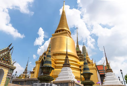 Explore the stunning beauty and cultural significance of the Wat Phra Kaew temple complex in vibrant Bangkok