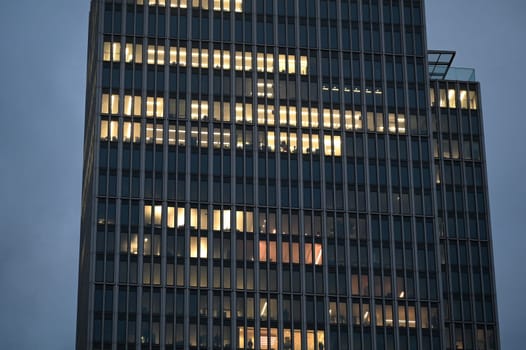 Hochhaus in Frankfurt, nachts