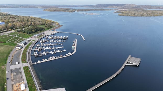 Seebrücke und Marina am Geiseltalsee bei Braunsbedra