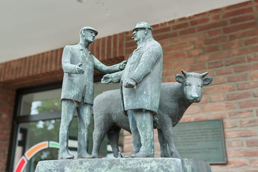 Wedel Germany, 1.08.2023, Monument, bull market in Wedel (Holstein) has existed since the 15th century. Farmers and merchants sealed the trade with handshake under Roland, symbol of market justice