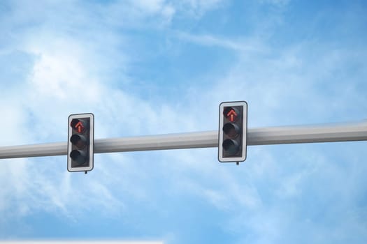 Red traffic lights indicate a stop for vehicles at the intersection.