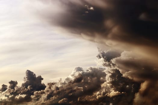 Eine dramatisch schöne Wolkenlandschaft im Sonnenuntergang