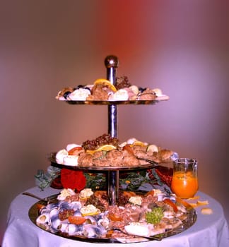 Speisenetagere (French: étagerè)