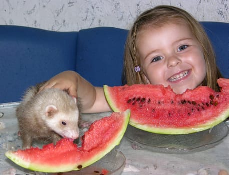 My daughter is reluctant to share her dessert,but she makes an exception with her little friend. Watermelon is very popular with both of them and I had to hurry to take pictures because the pieces were eaten in no time.