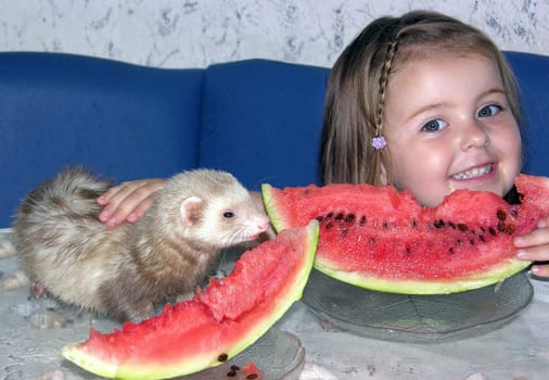 My daughter is reluctant to share her dessert,but she makes an exception with her little friend. Watermelon is very popular with both of them and I had to hurry to take pictures because the pieces were eaten in no time.