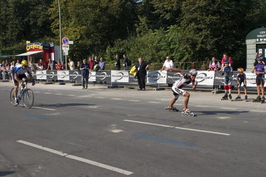 Berlin Marathon 2005. Like last year,skaters and cyclists competed against each other. This time: Former world champion and multiple German champion in track sprint Sören Lausberg and current skate world champion over 15km Diego Rosero. Route distance: 11