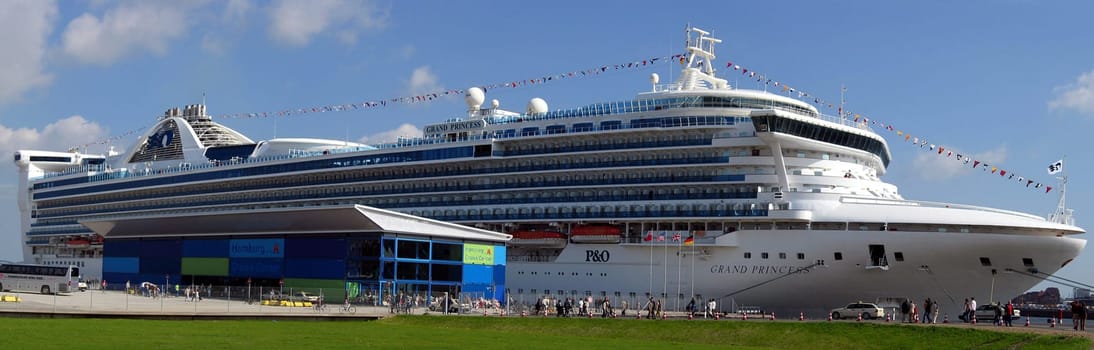 Here you can see one of the largest cruise ships in the world at the new Hamburg cruise terminal Grasbroock,which stopped in Hamburg on 15 and 16 May 2004 and was the largest passenger ship ever to dock in the port of Hamburg.