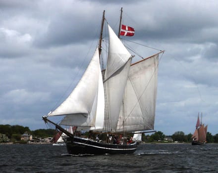 Rum Regatta 2004 on the Flensburg Fjord. The motto of the regatta: "Better safe and second than broken and wider"". The second receives a barrel of rum. There was plenty of wind this year (+rum too). t"