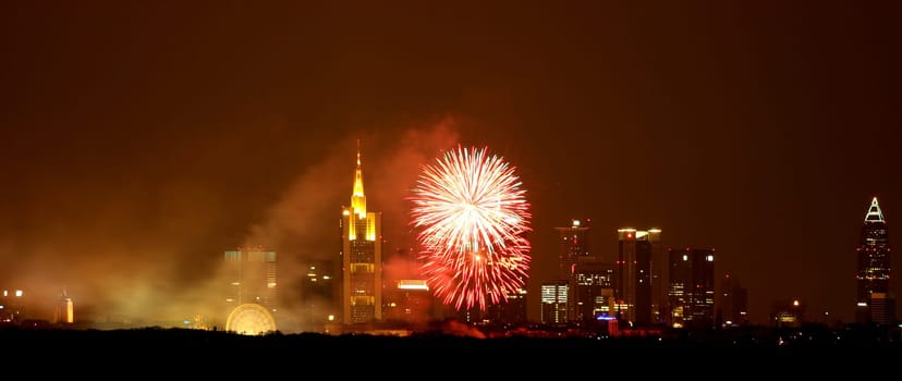 Unfortunately,the fireworks were not very spectacular,but the location for them is great! Fireworks from the end of the DipeMess in Frankfurt am Main.