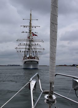The crew of the State Councillor Lehmkuhl says goodbye to Copenhagen with shanties. We accompany the ship and enjoy the atmosphere.