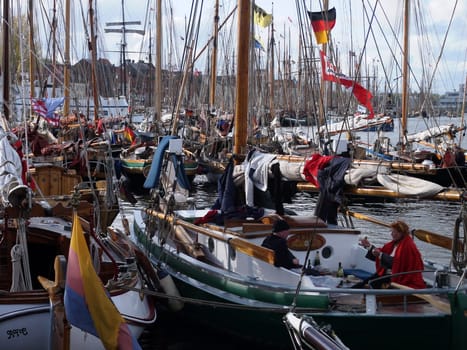 After the regatta,the gaff sailors moor at the tip of the harbour in Flensburg. There is a touch of nostalgia over the harbor.  On land,there is only handmade music without amplifiers. Maritime culture at eye level,according to the organizer