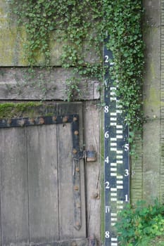 Sluice gate with level