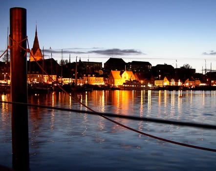 From the berth towards the city. The harbour in the evening light. My first night shot (RICOH F 2.6,1.4 sec.)