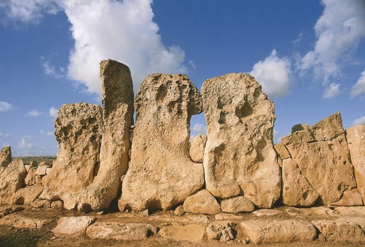 The remains of the temples of Hagar Qim are examples of the most spacious temples of this type. You stand in the middle of the landscape on a rocky hill, around the village of Qrendi and about 11 kilometers from Valletta. From the temples you have a wonderful
