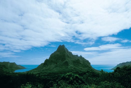 With its striking,steeply rising mountains,Moorea is one of the most beautiful islands in the South Seas.