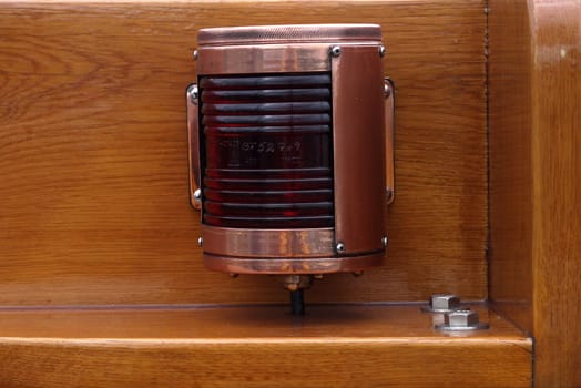 Position light of a cutter,backboard (for non-sailors = links)