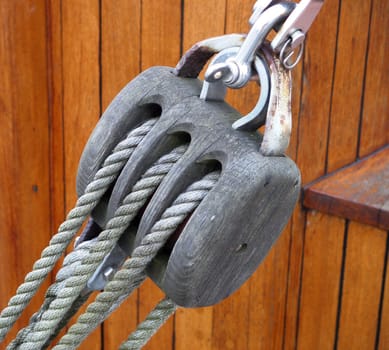 The block is part of a talje (pulley).