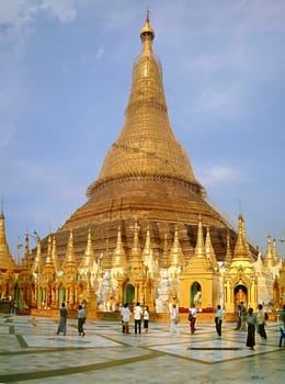 Schwe-Dagon Pagoda whole2