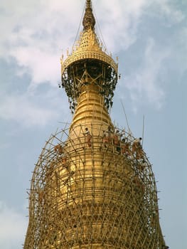 The great Schwe-Dagon Pagoda was currently being scaffolded. Many workers had scaffolded the 100m high building up to the top with bamboo cane. An unbelievable filigree but durable work!