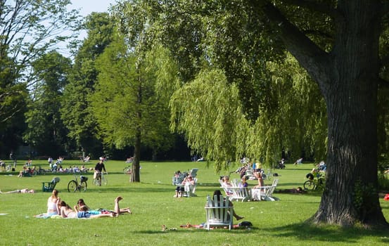 In the middle of Hamburg,Alsterwiese in the summer of 2005. (RICOH)