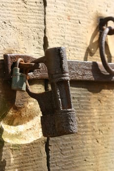 Double closure at the mausoleum of the Counts of Lippe-Alverdissen (founding line of the Bückeburg line) at the Alverdiss village church. Nobody can get out of here anytime soon...  -)
