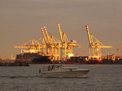 The port of Hamburg,this golden light stood just above the port for a short time. Therefore,spontaneous pictures from the hand