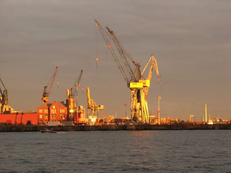 The port of Hamburg,this golden light stood just above the port for a short time. Therefore,spontaneous pictures from the hand