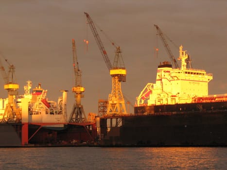 The port of Hamburg,this golden light stood just above the port for a short time. Therefore,spontaneous pictures from the hand