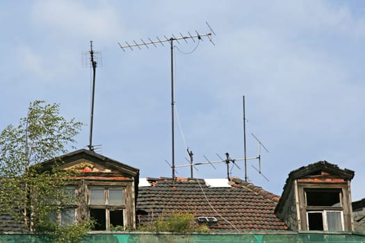15 years after the fall of the Berlin Wall,even the western antennas are still standing!