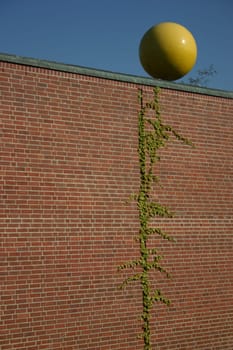 The yellow ball on the roof of the Natural History Museum/Planetarium in Münster symbolizes the sun and is the starting point of the planetary trail that leads to the Aasee.