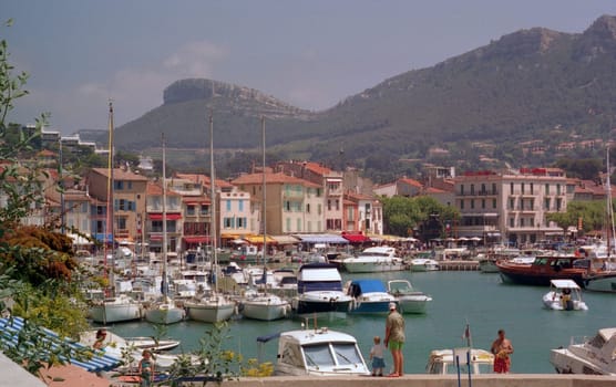 ... an alternative to Nice (25 minutes by bus from Marseille)...