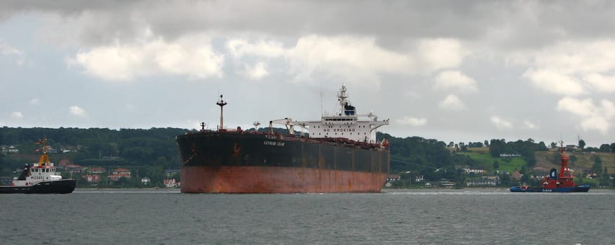 Here the ship is turned by the two tugboats. The tug at the bow pulls to starboard and at the stern is pulled to port.