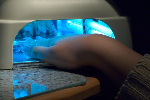For curing under the UV lamp