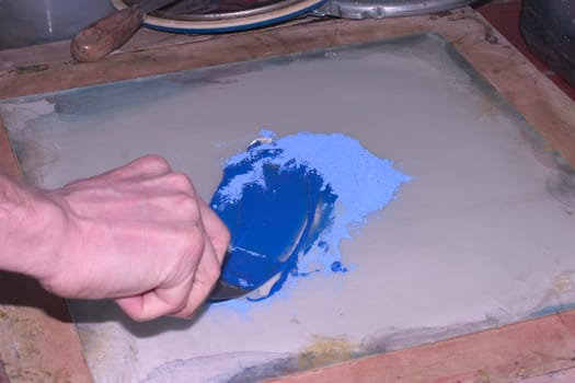 Mixing the ink for the screen printing process