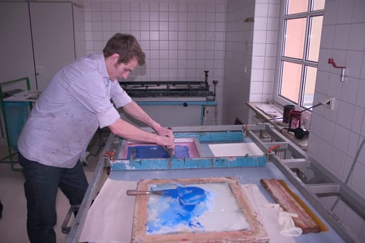 Application of the ink on paper using the screen printing process