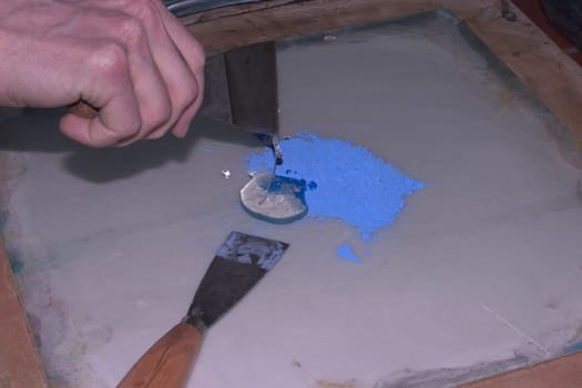 Mixing the ink for the screen printing process