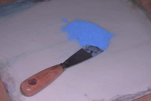 Spatula and blue color pigments